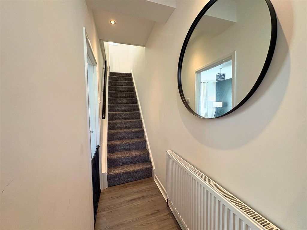 Property photo 3 of 30 Entrance Hallway