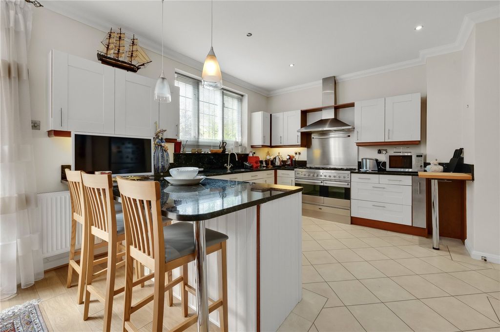 Property photo 3 of 12 Kitchen