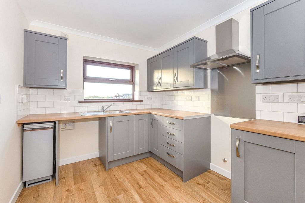 Property photo 3 of 8 Kitchen