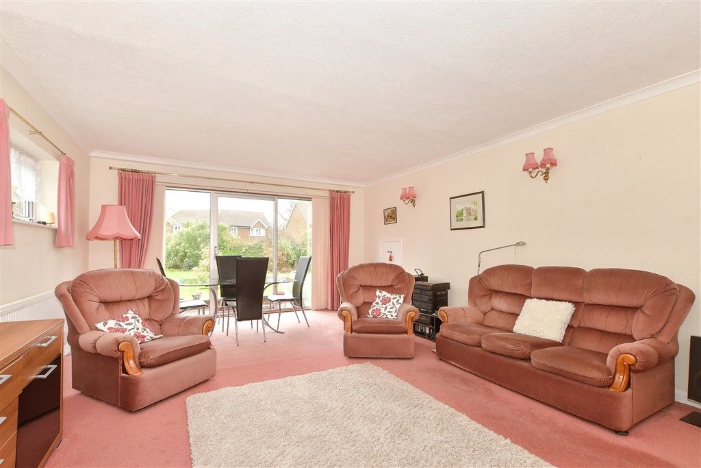 Property photo 3 of 10 Lounge