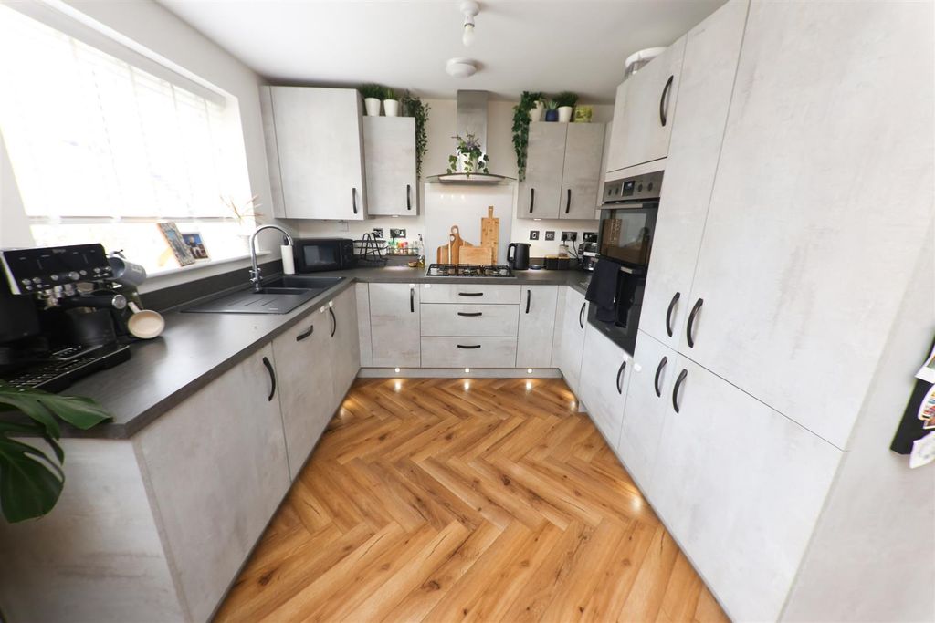 Property photo 2 of 17 Dining Kitchen
