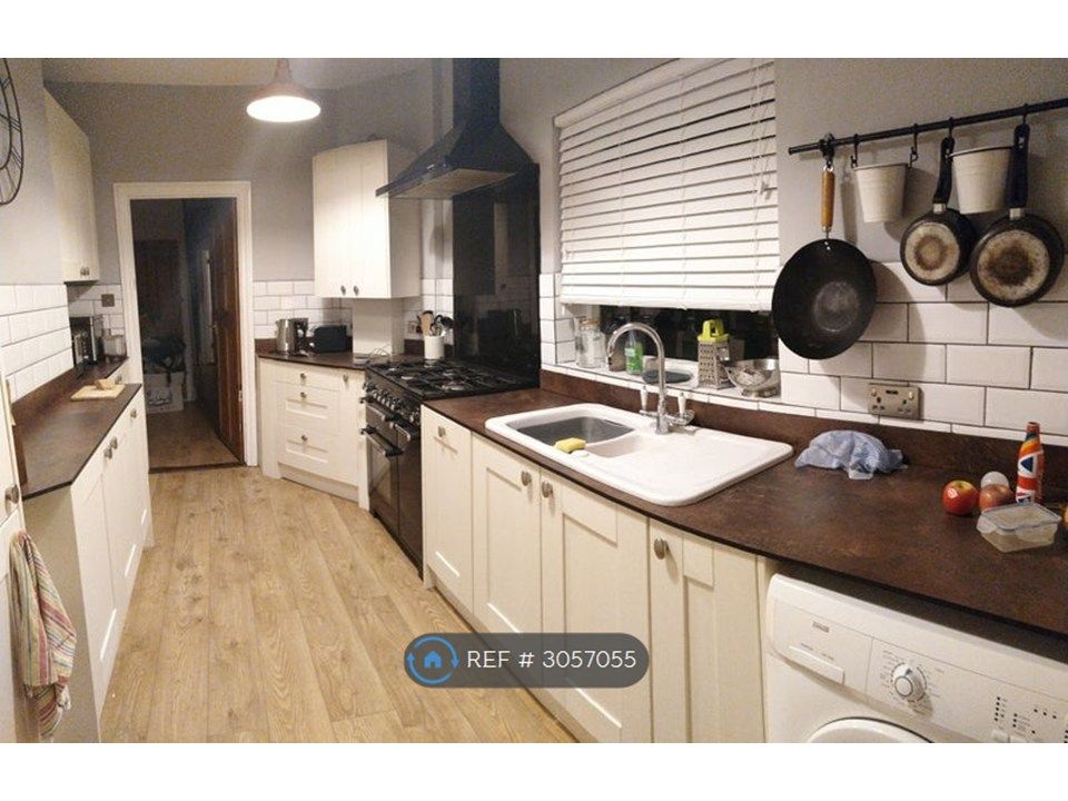 Property photo 1 of 10 Kitchen