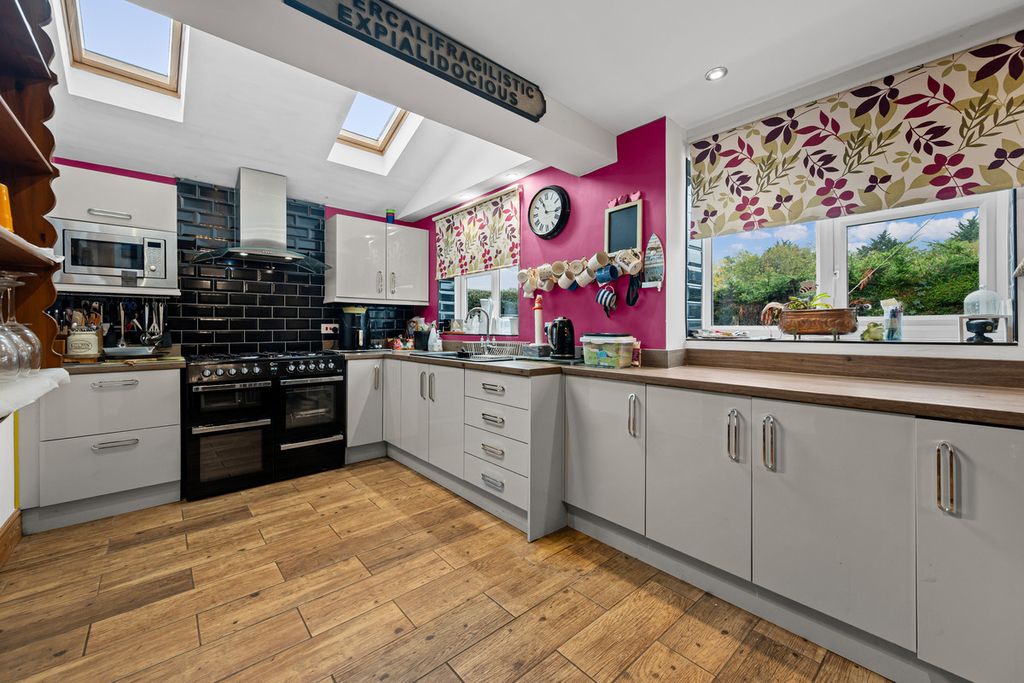 Property photo 2 of 27