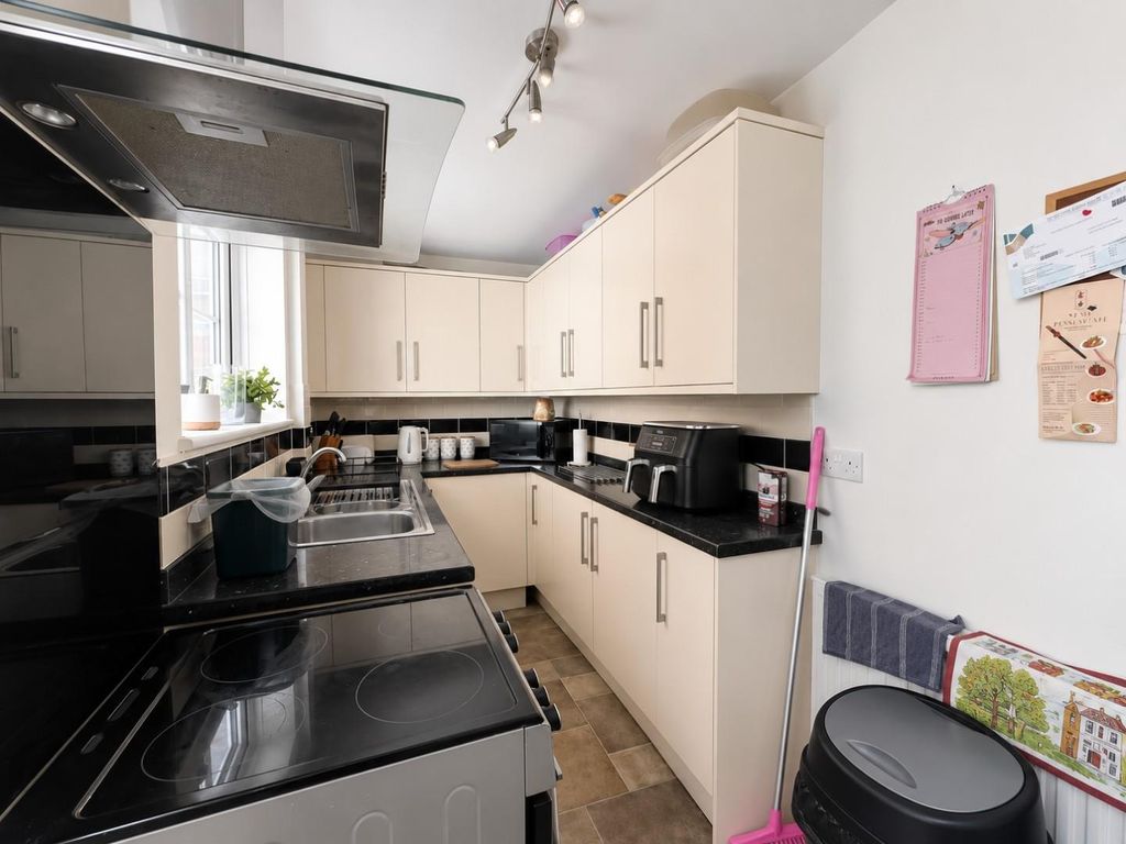 Property photo 2 of 16 5 Severn View Parade - Kitchen.Jpg