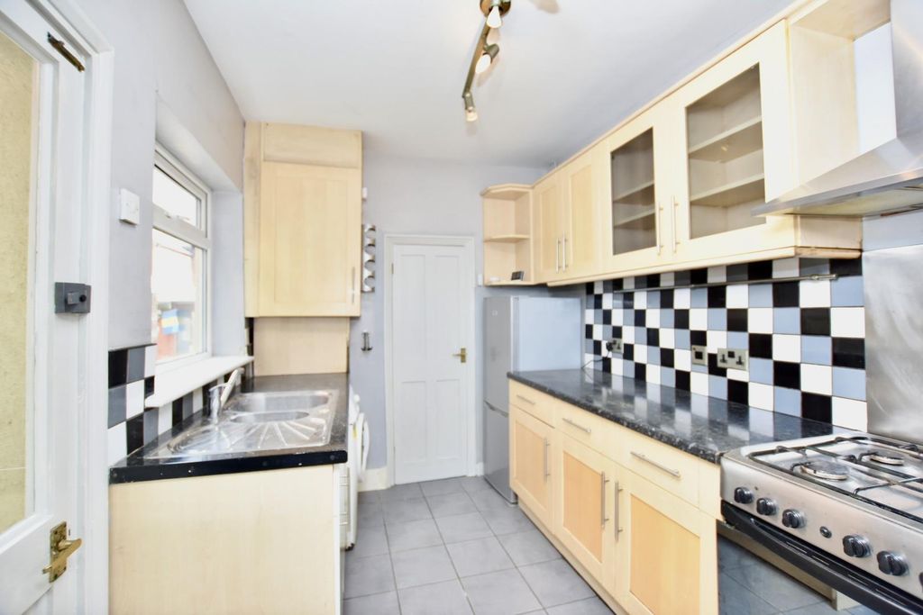 Property photo 3 of 18 Kitchen