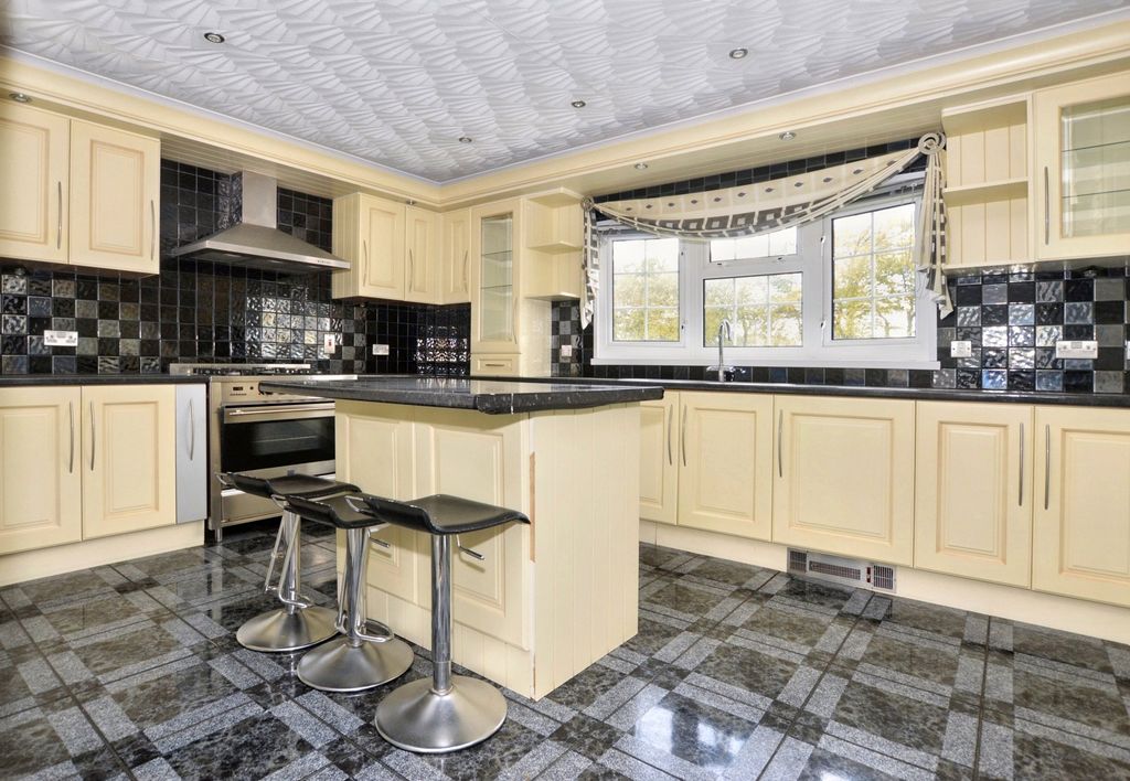 Property photo 3 of 14 Kitchen/Breakfast Rm