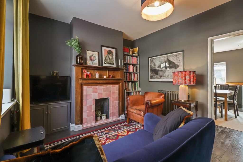 Property photo 3 of 32 Lounge