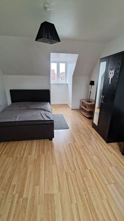 Property photo 1 of 4 Bright Double Bedroom With Ample Floor Space...