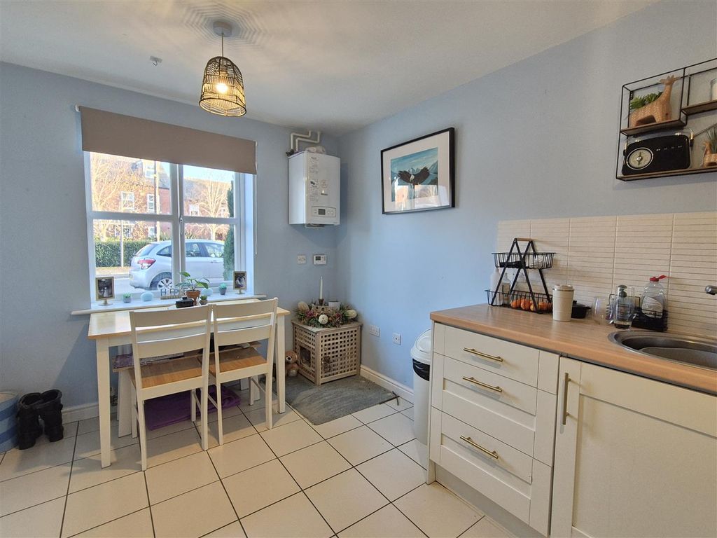 Property photo 3 of 18 Kitchen