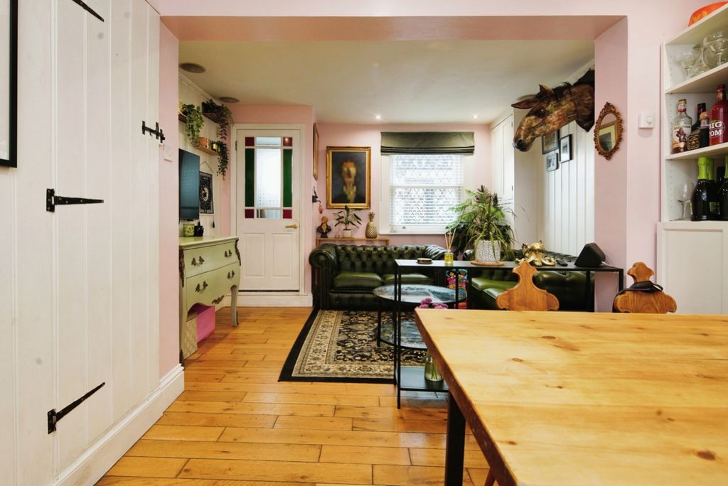 Property photo 3 of 11 4380283