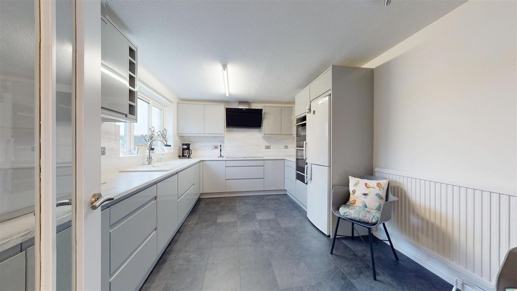 Property photo 2 of 12 Kitchen Breakfast Room