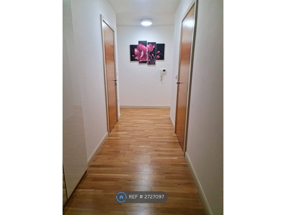 Property photo 2 of 14 Hall Way