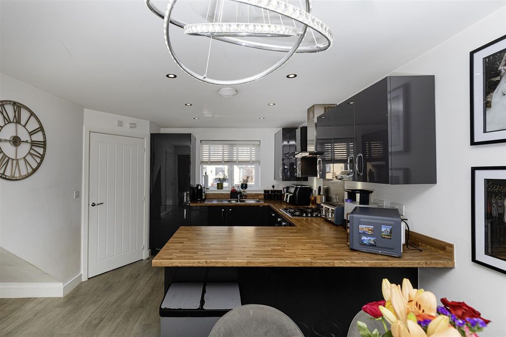 Property photo 2 of 35 Dining Kitchen