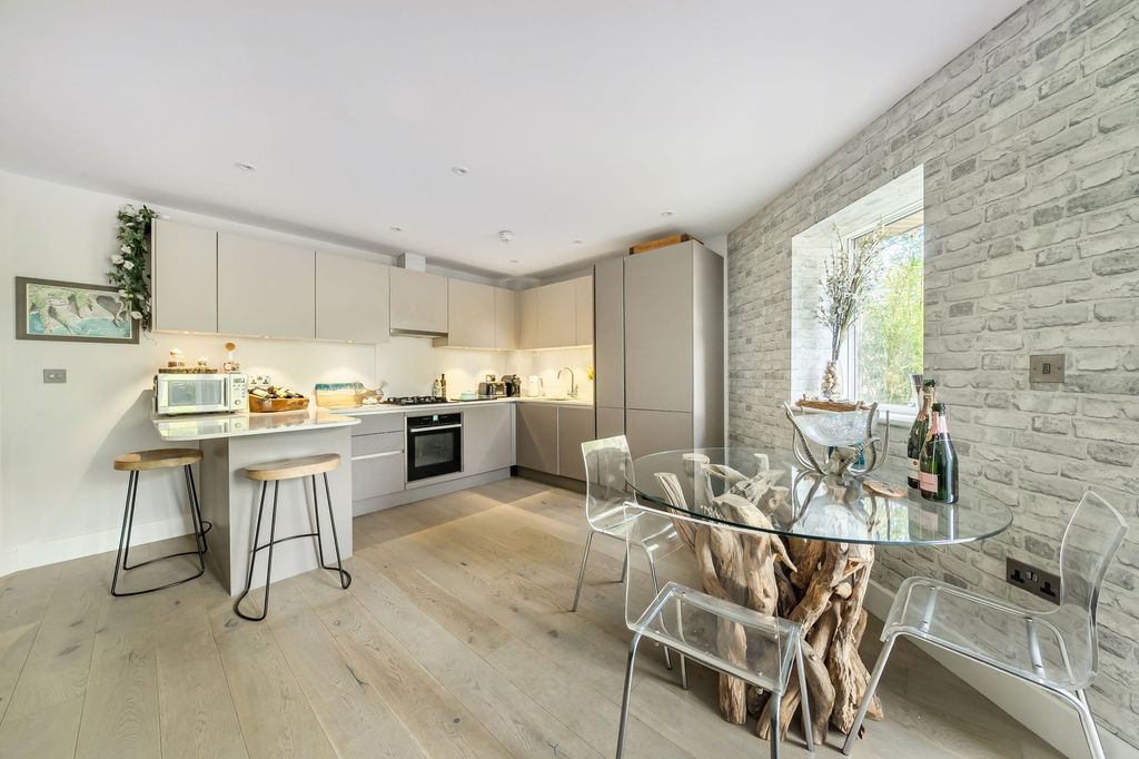 Property photo 3 of 21