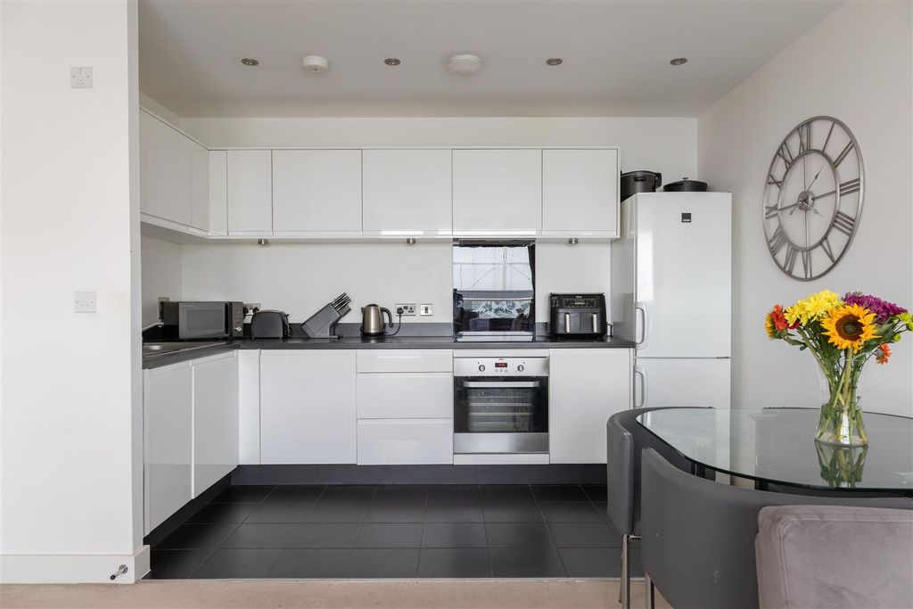 Property photo 3 of 14 Jubilee Avenue E4