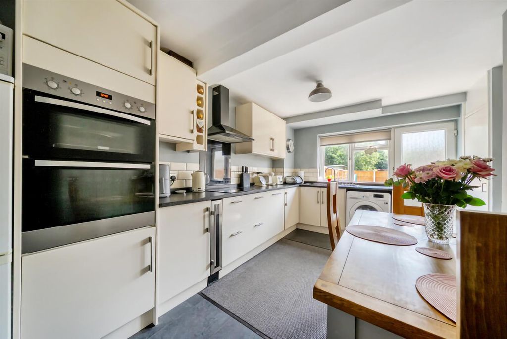Property photo 3 of 11 3-Kitchen.Jpg