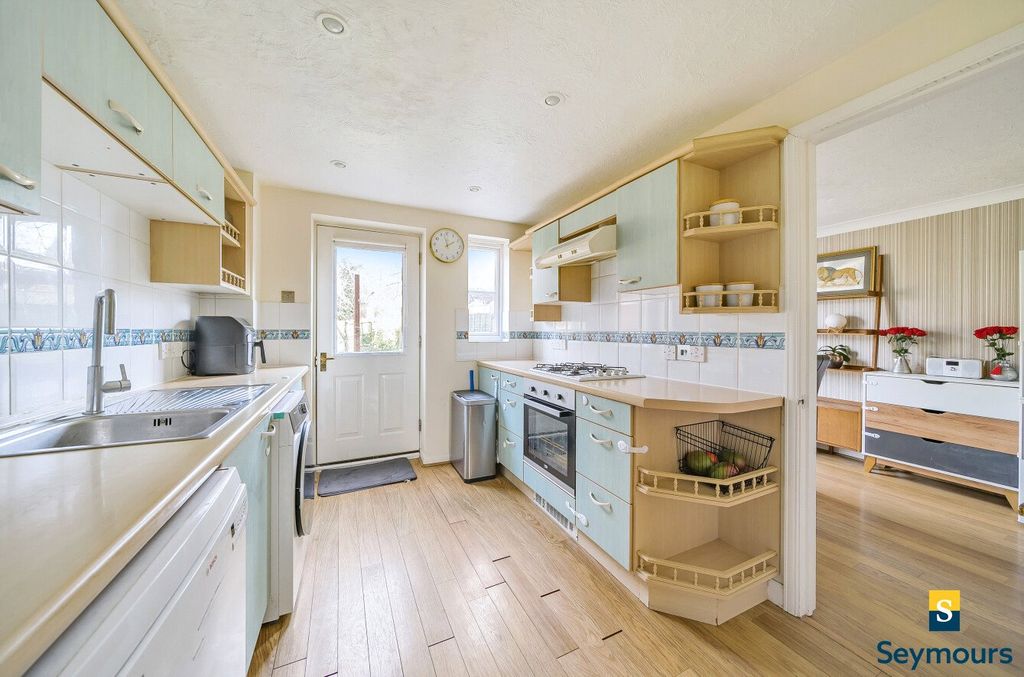 Property photo 3 of 17 Kitchen