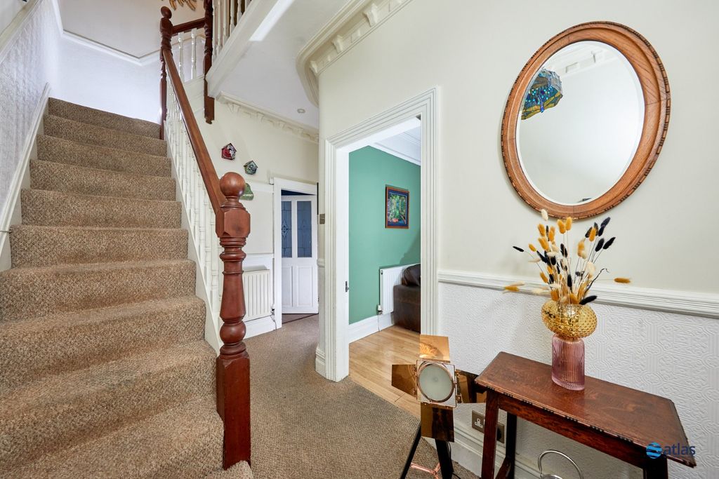 Property photo 3 of 19 Entrance Hallway