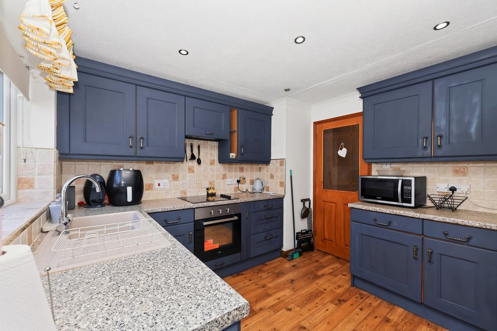 Property photo 3 of 17 Kitchen