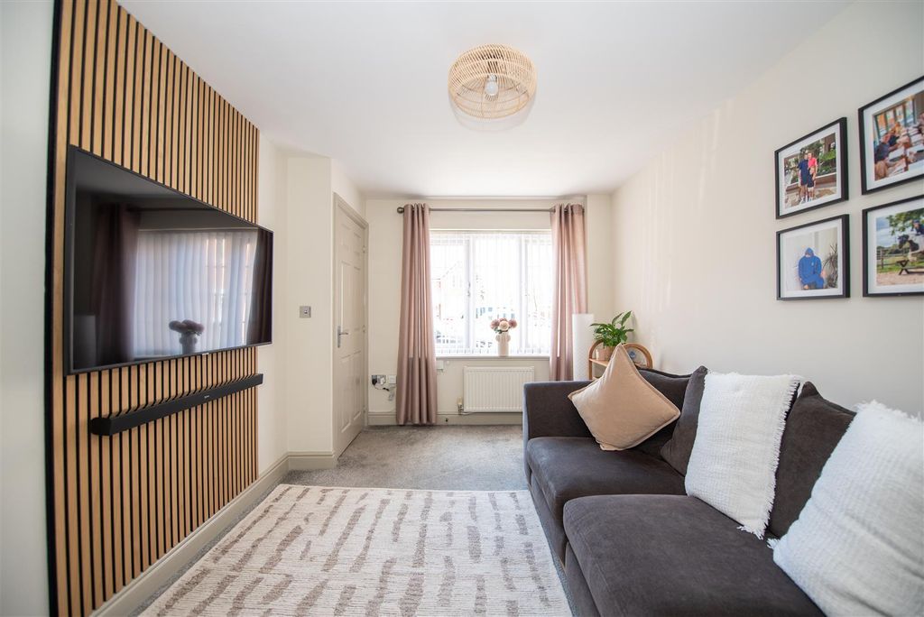 Property photo 2 of 15 Lounge