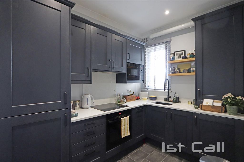 Property photo 3 of 12 Kitchen