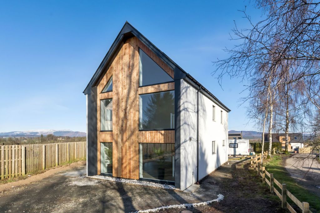 Property photo 1 of 32