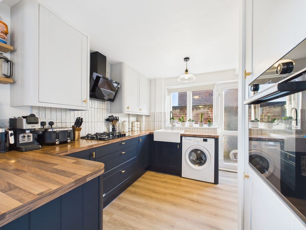 Property photo 3 of 18 Kitchen Area