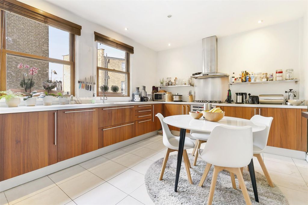 Property photo 2 of 10 Kitchen