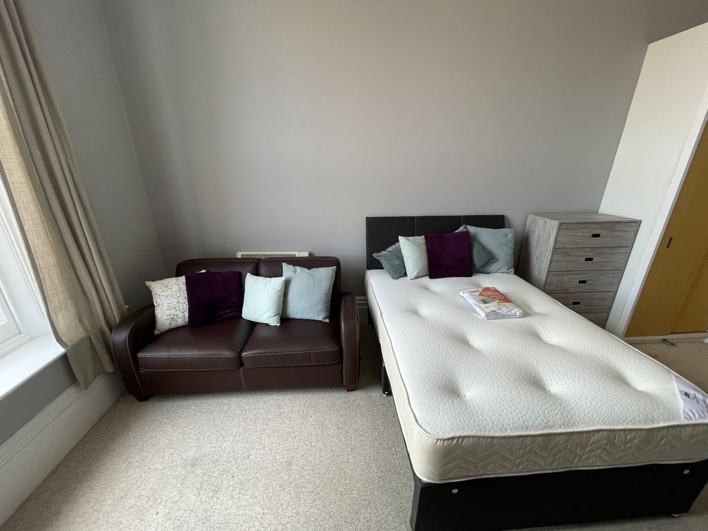 Property photo 3 of 9 A Bright Double Bedroom Featuring A Comfortable Do...