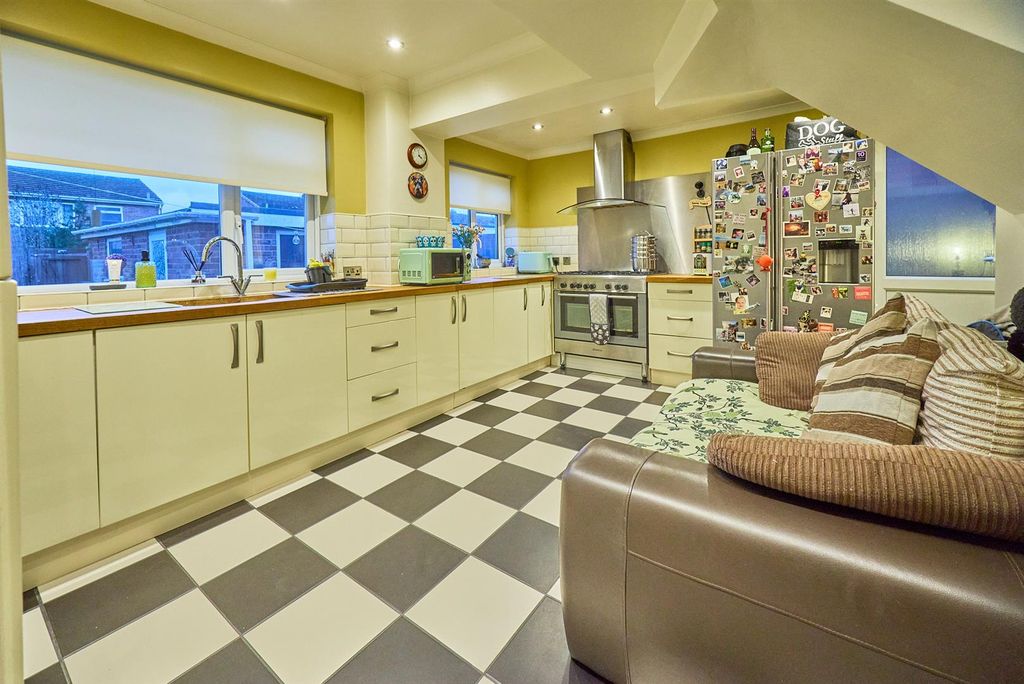 Property photo 2 of 16 Marigold Drive, Burbage 5.Jpg