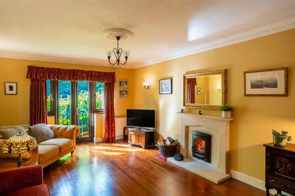 Property photo 3 of 18 Sitting Room