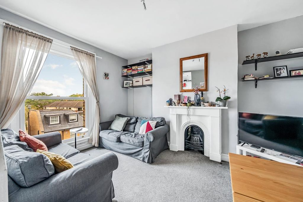 Property photo 1 of 6 Flat 2, 401 Chiswick High Road-2.Jpg