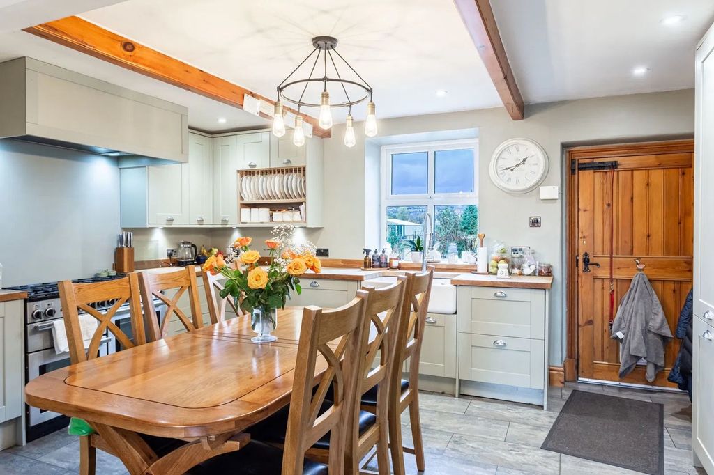 Property photo 1 of 28