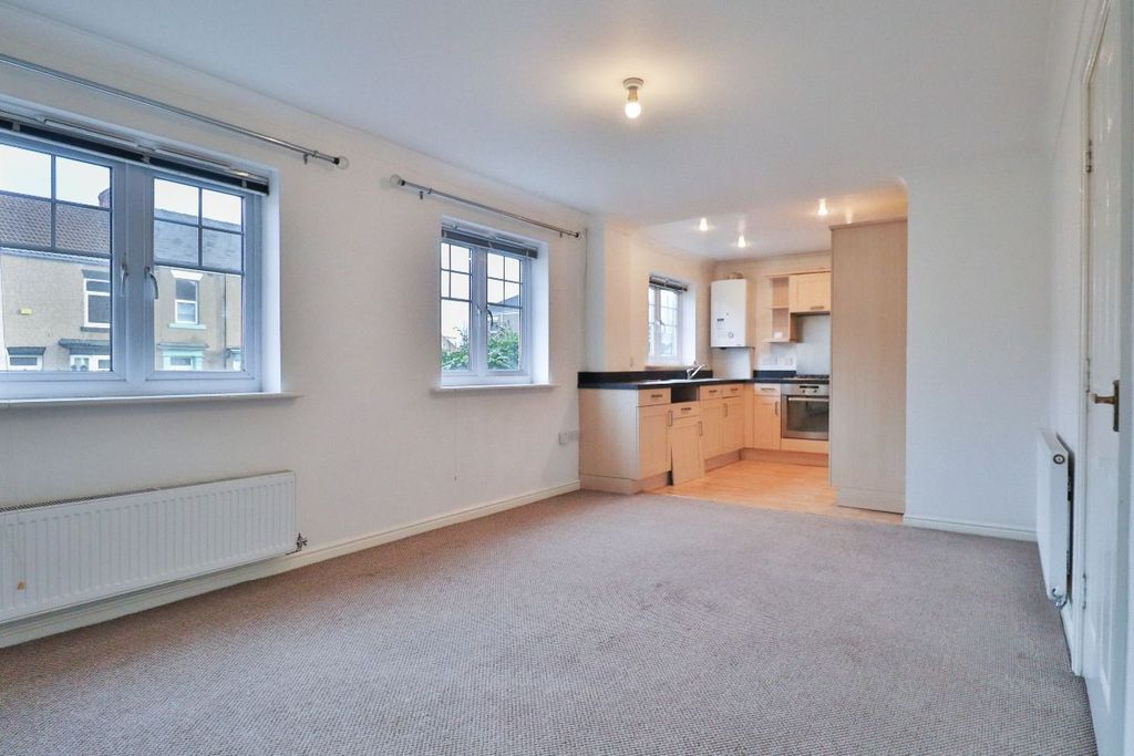 Property photo 1 of 7 Living Room/Kitchen