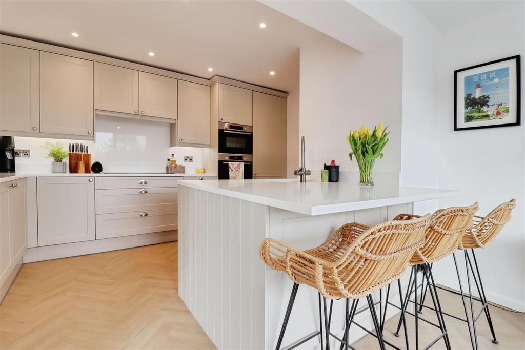 Property photo 3 of 32