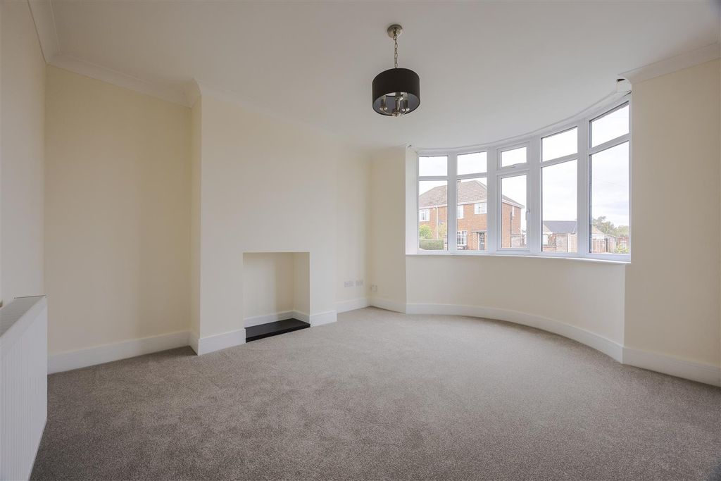 Property photo 3 of 21 Lounge