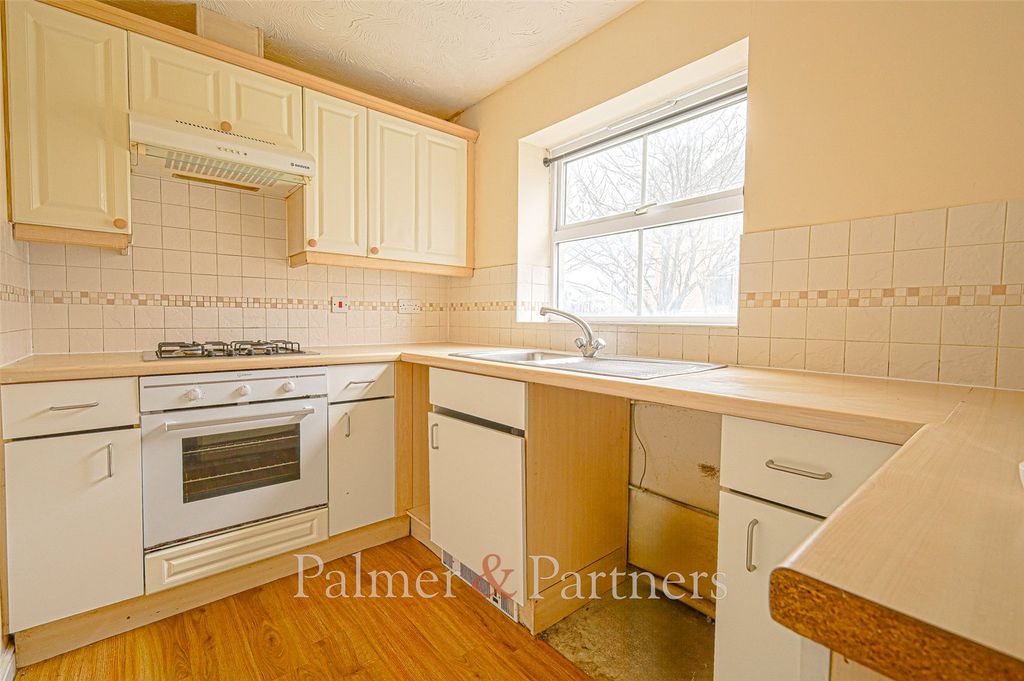 Property photo 3 of 6 Kitchen