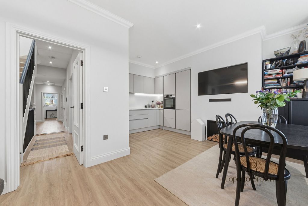 Property photo 2 of 28