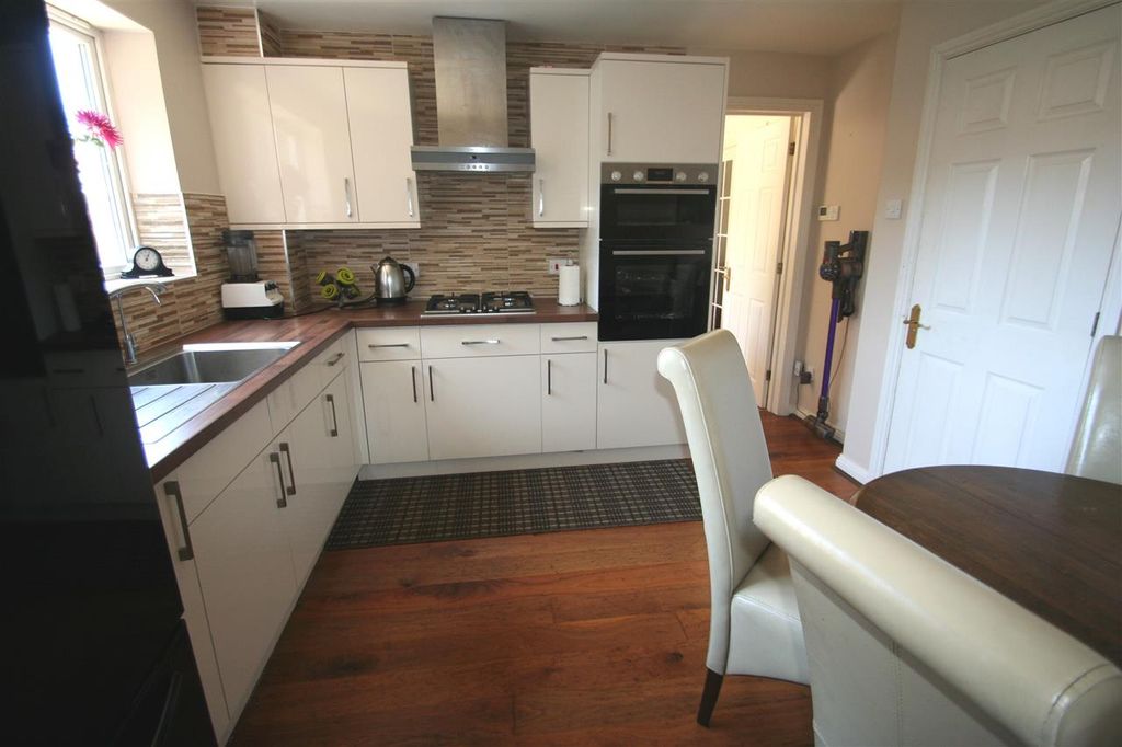 Property photo 3 of 16 Fitted Kitchen/Breakfast Room