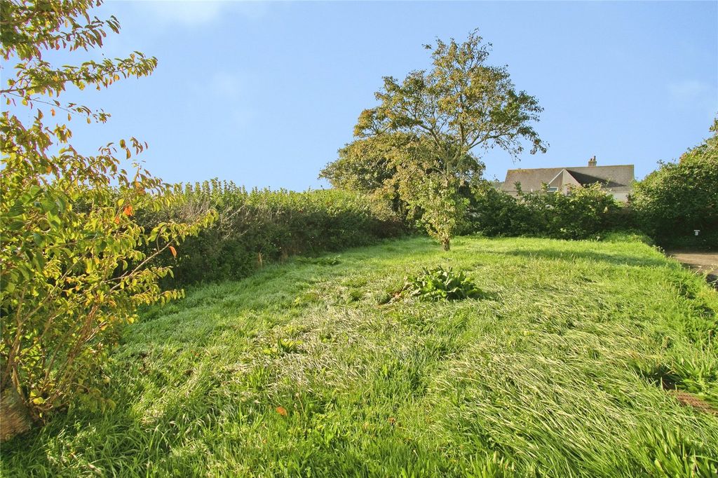 Property photo 3 of 14 Communal Gardens