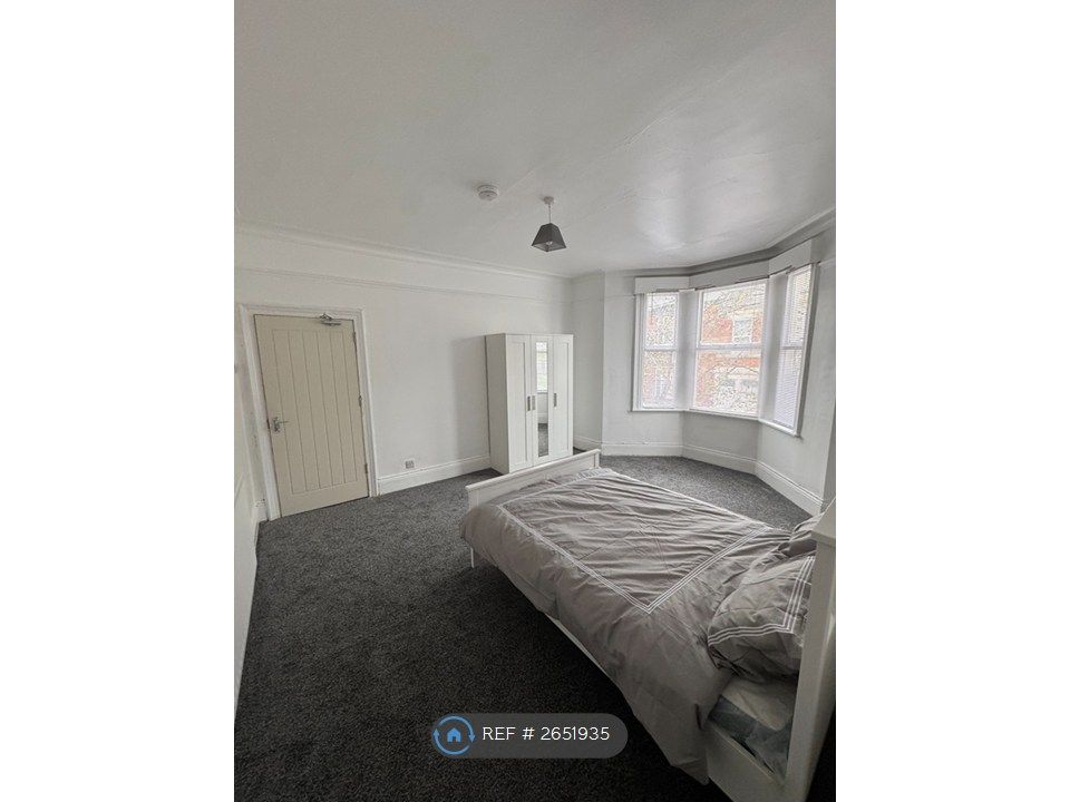 Property photo 2 of 9 Room 2 (Available)