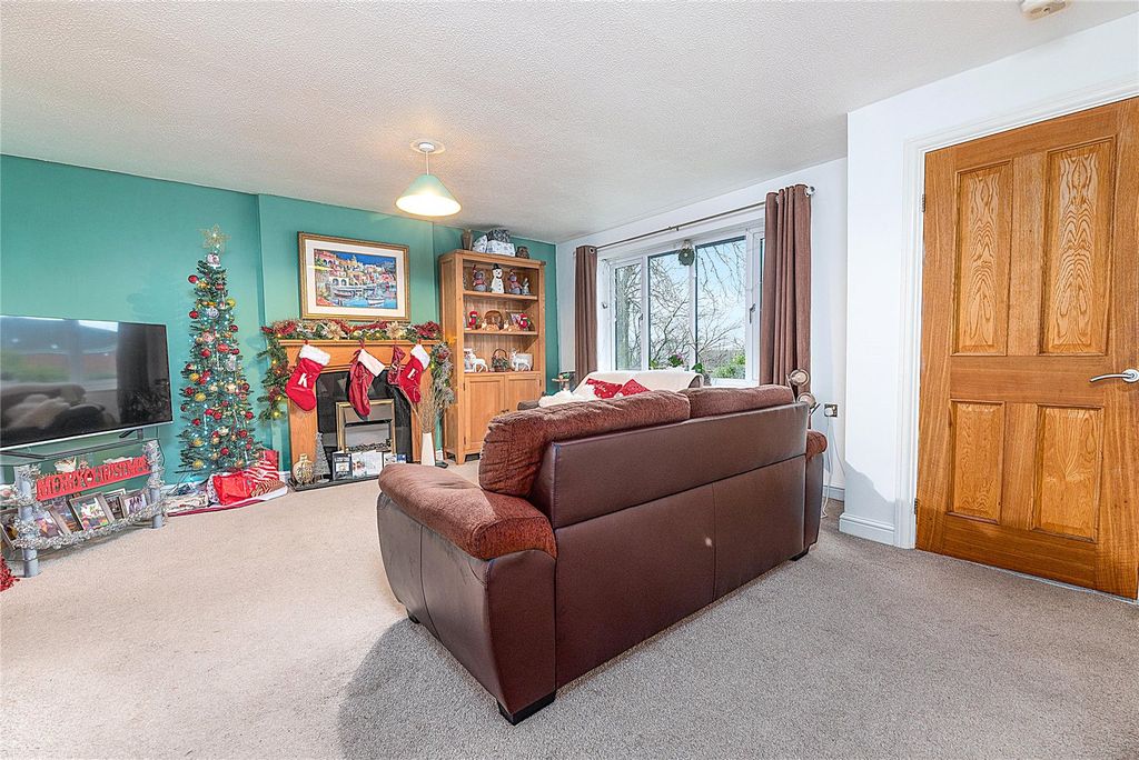 Property photo 2 of 33 Picture No. 14