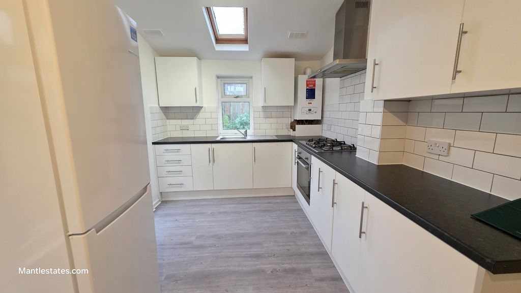 Property photo 1 of 17 2 Bed Terraced House For Sale Queens Road, Bounds Green N11