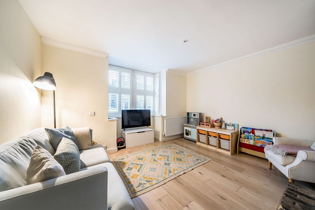 Property photo 3 of 22 Living Room (1)