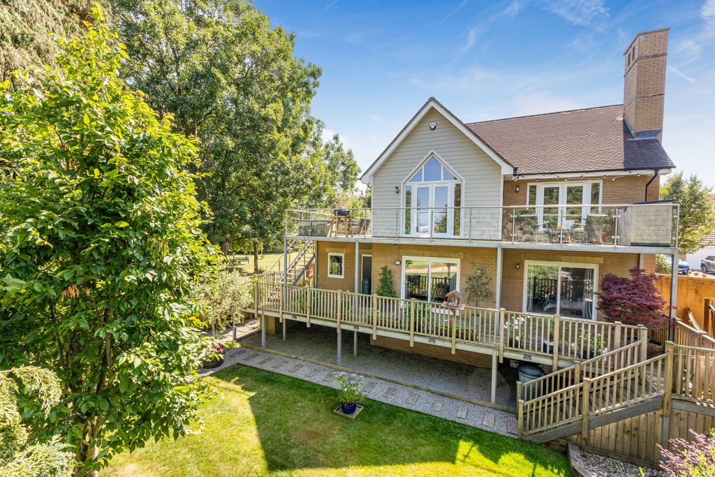Property photo 2 of 26