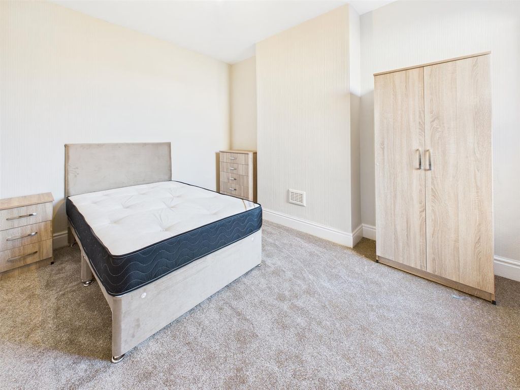 Property photo 1 of 9 Room 4