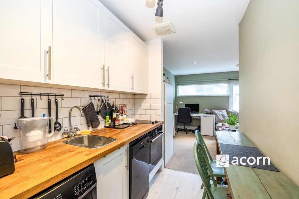 Property photo 3 of 11 Kitchen (2)