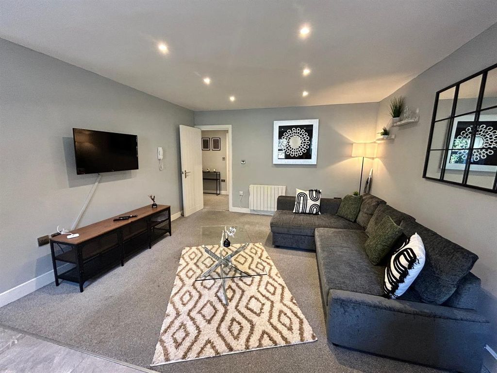Property photo 3 of 9 Living Space