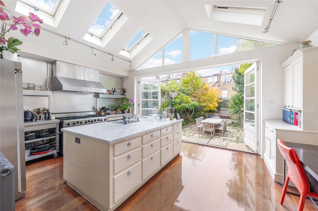 Property photo 2 of 16 Picture No. 14