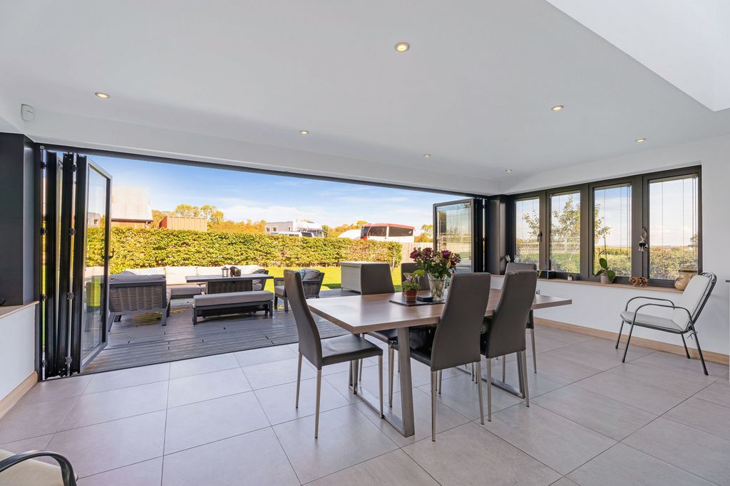 Property photo 3 of 28